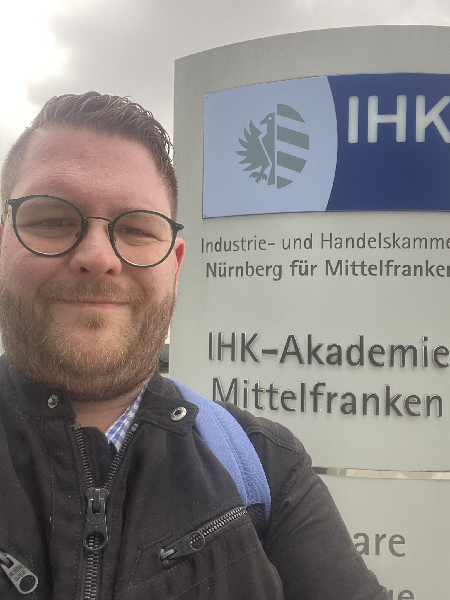 Richard Pfadenhauer vor der IHK Akademie Nürnberg für Mittelfranken